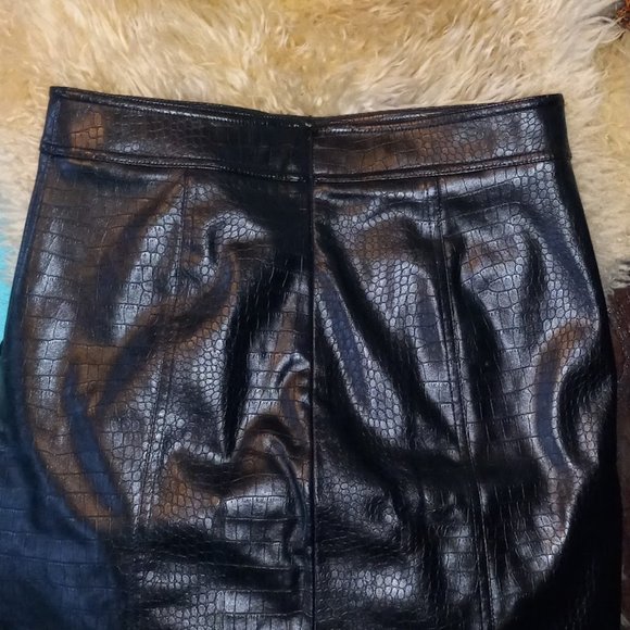 Sexy Black Snake Skin Skirt - Picture 2 of 3